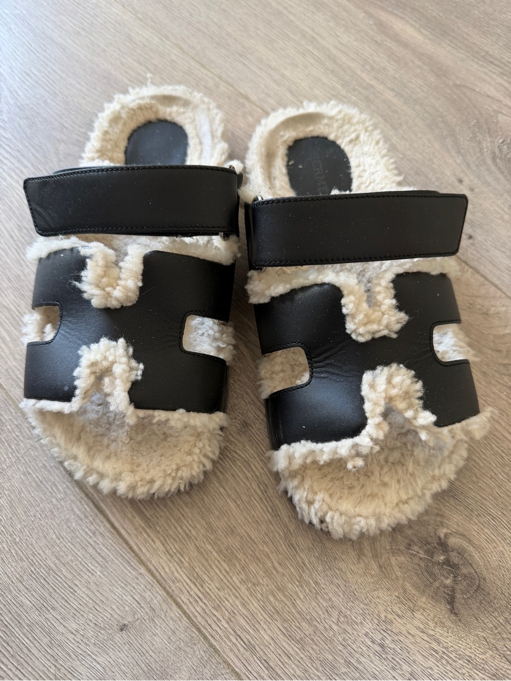 HERMES BLACK SHEARLING CHYPRE WOMENS SANDALS 36 - Picture 4 of 7